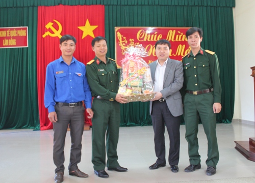 Đồng chí Nguyễn Mạnh Dũng tặng quà chúc Tết Đoàn kinh tế quốc phòng tỉnh Lâm Đồng 